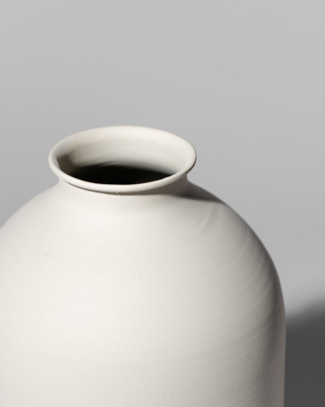 HERA IRON VASE - MATT BLACK - Decovasse